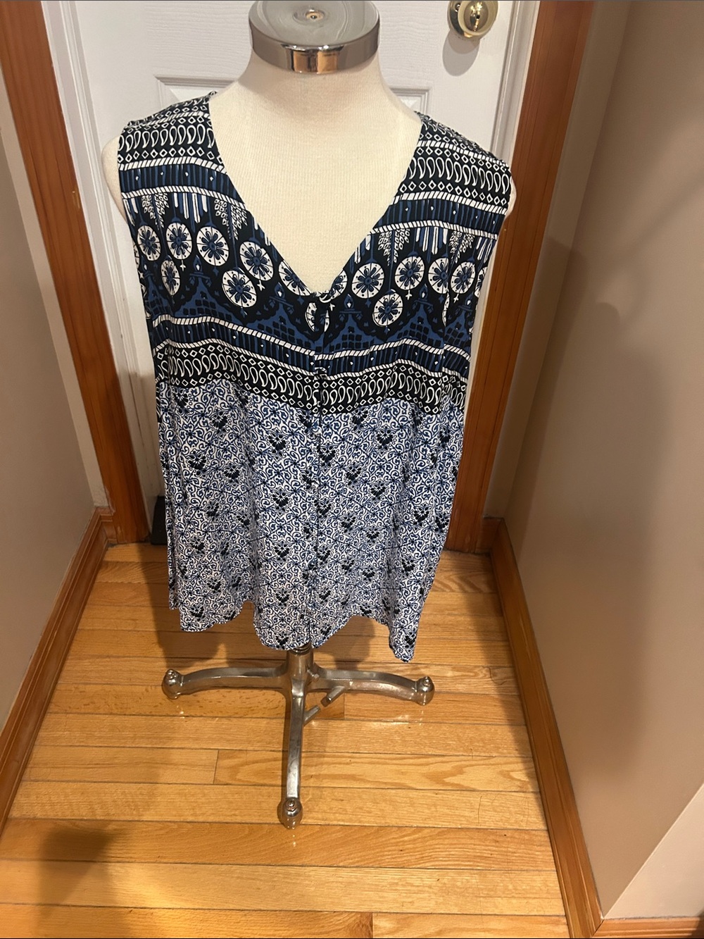 Lucy & Laurel Navy and White Printed V-Neck Tank Top